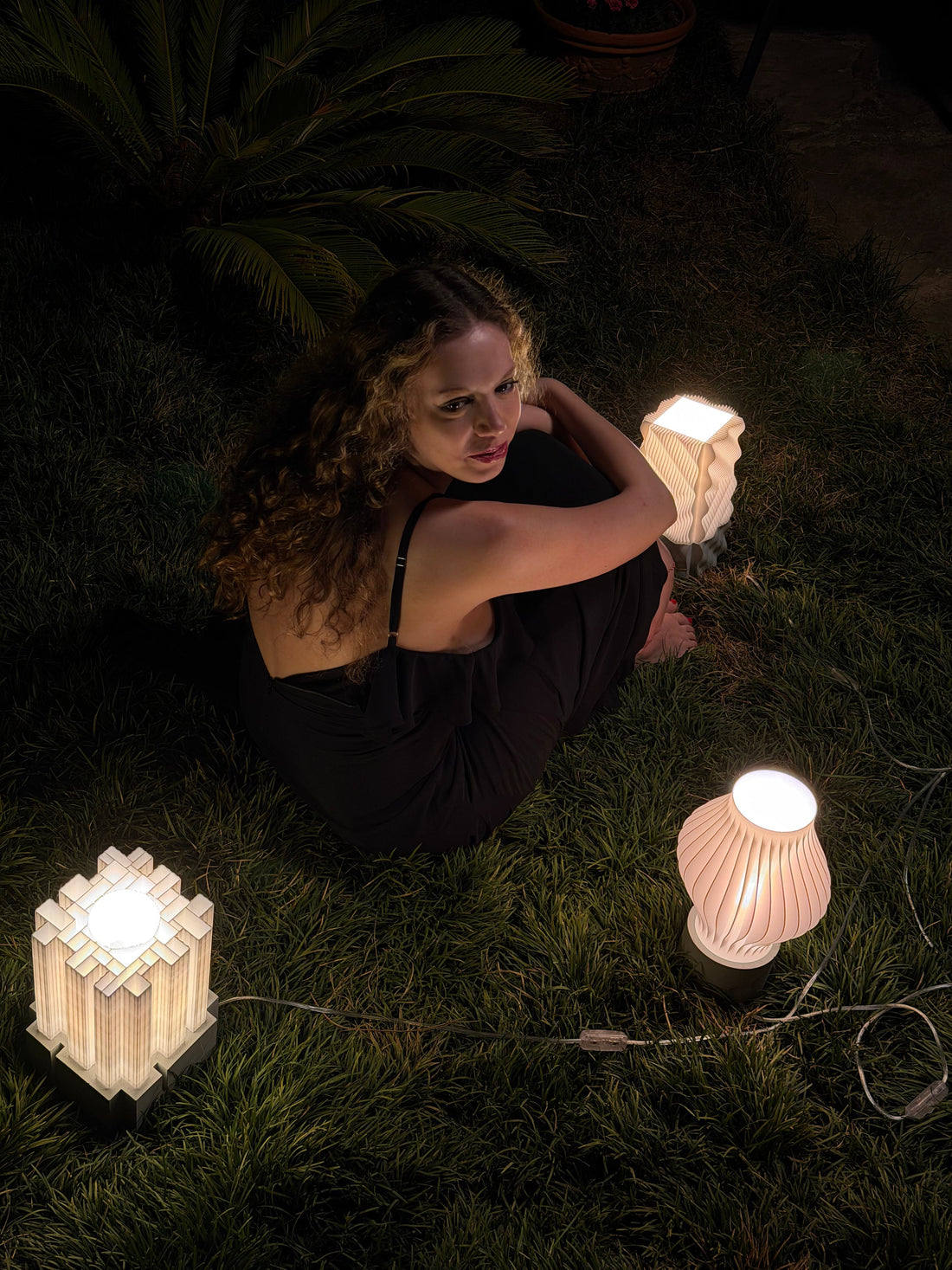 Farklı yüksekliklerde yerleştirilmiş Fluée Night Series masa lambalarıyla oluşturulan sıcak ambient lighting örneği.