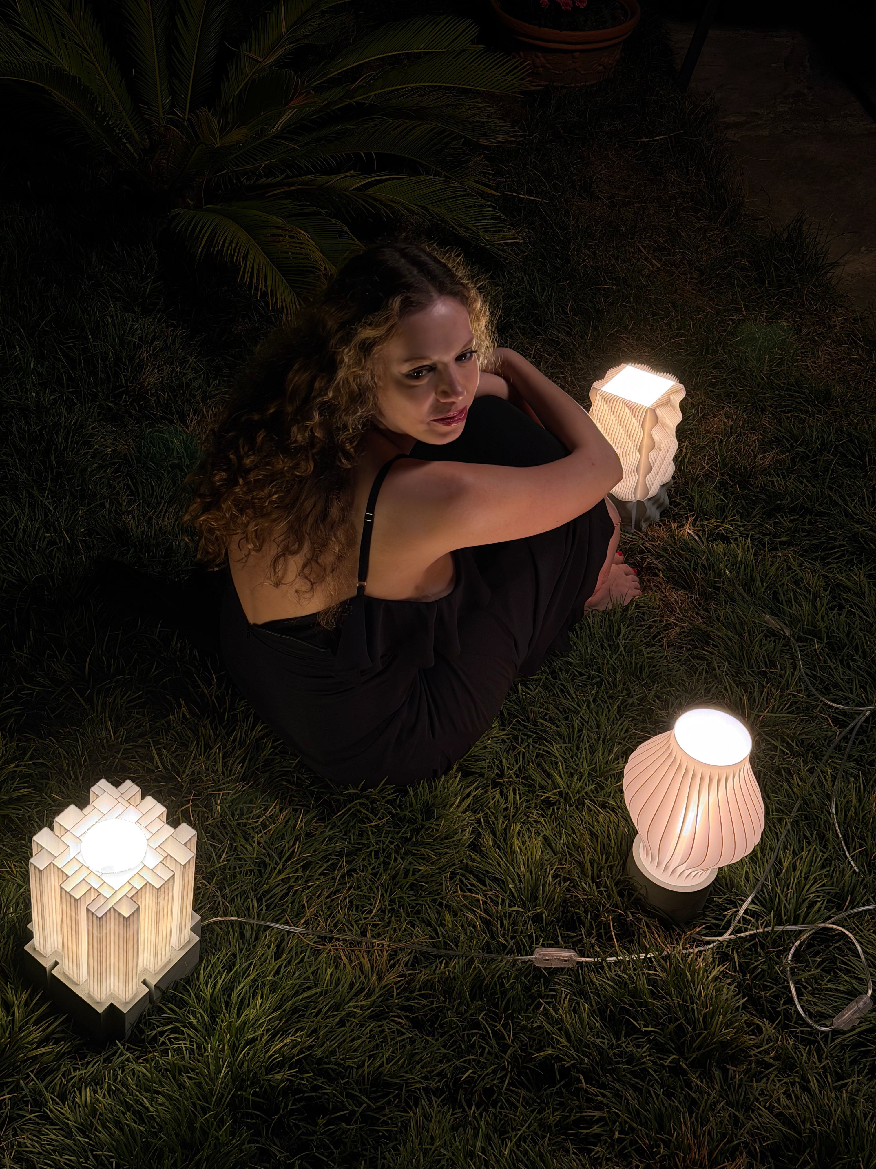 Farklı yüksekliklerde yerleştirilmiş Fluée Night Series masa lambalarıyla oluşturulan sıcak ambient lighting örneği.