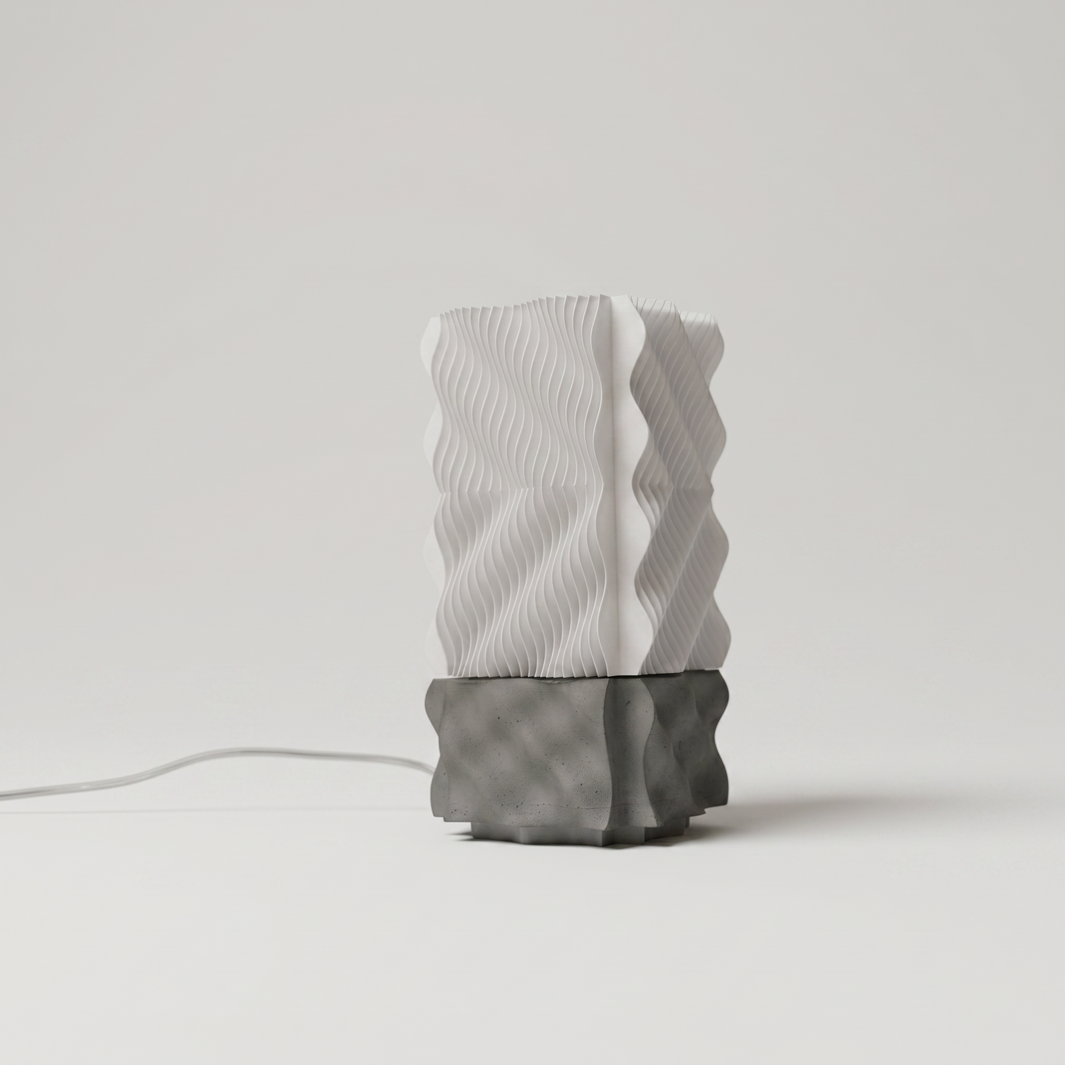 BRUTE 01 brutalist beton masa lambası, 2700K sıcak ışıkla yanarken